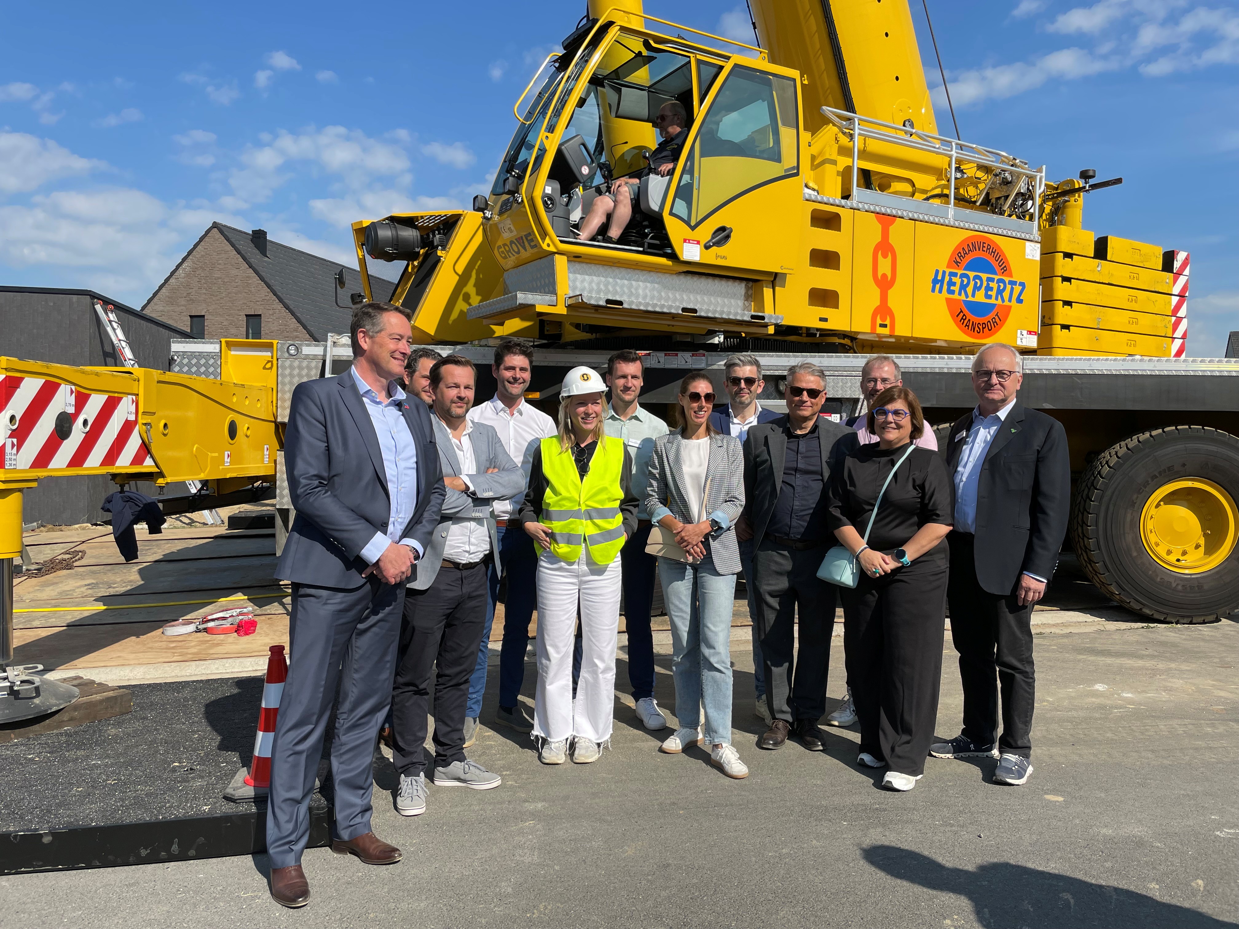 De partners van het project bij de kraan.