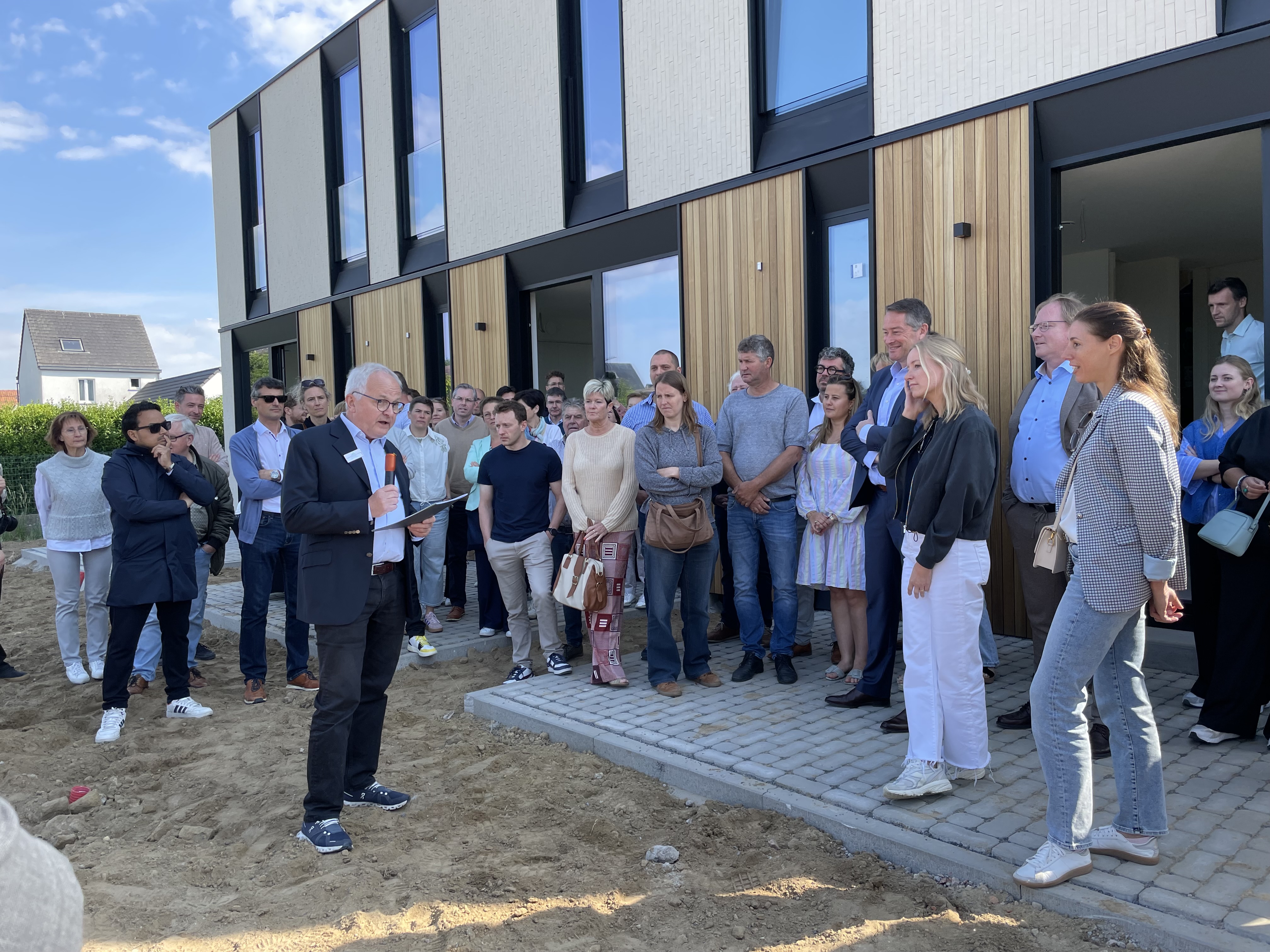 Persmoment aan de modulaire woningen in Balegem, Oosterzele.