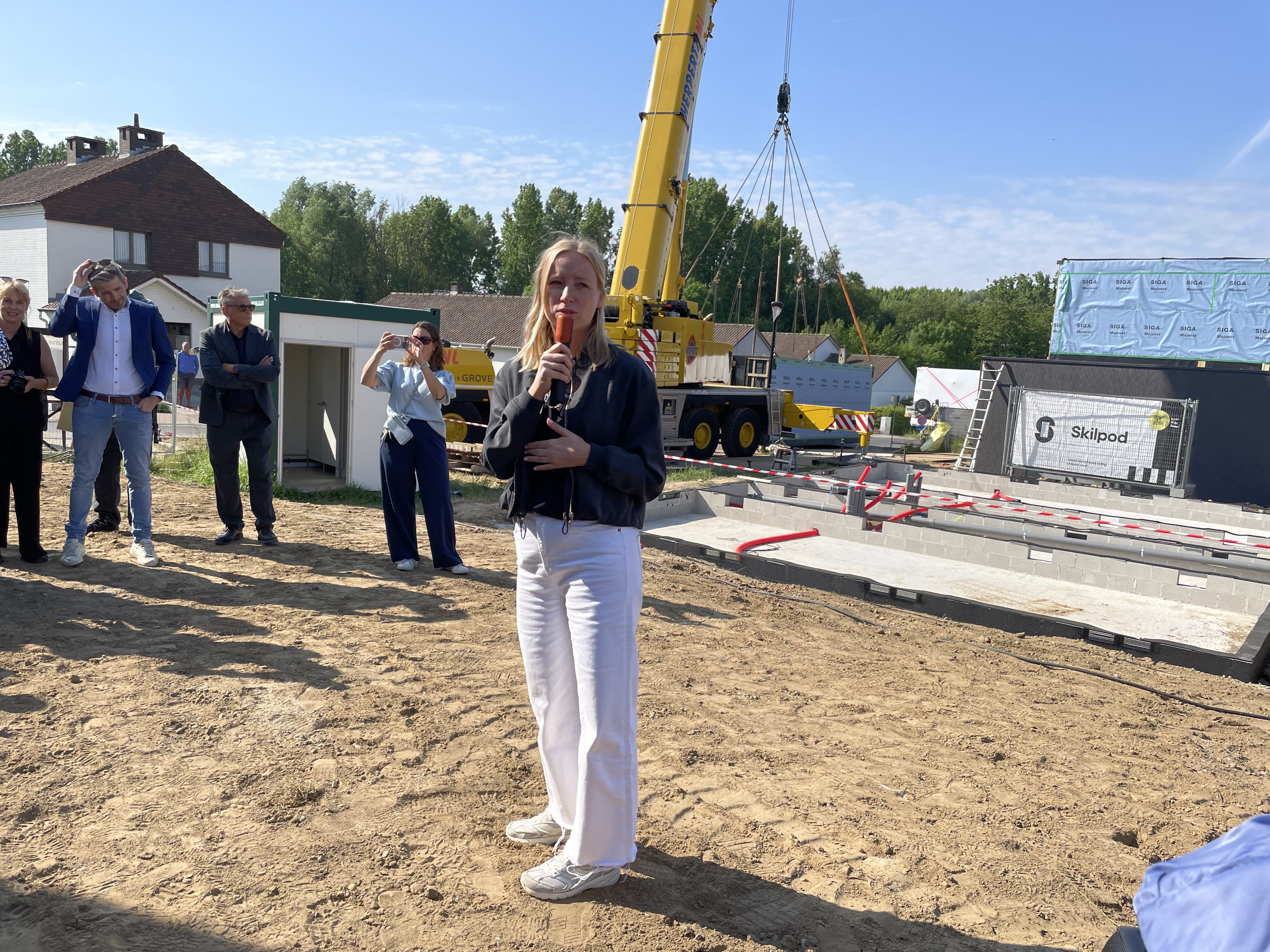 Persmoment aan de modulaire woningen in Balegem, Oosterzele.