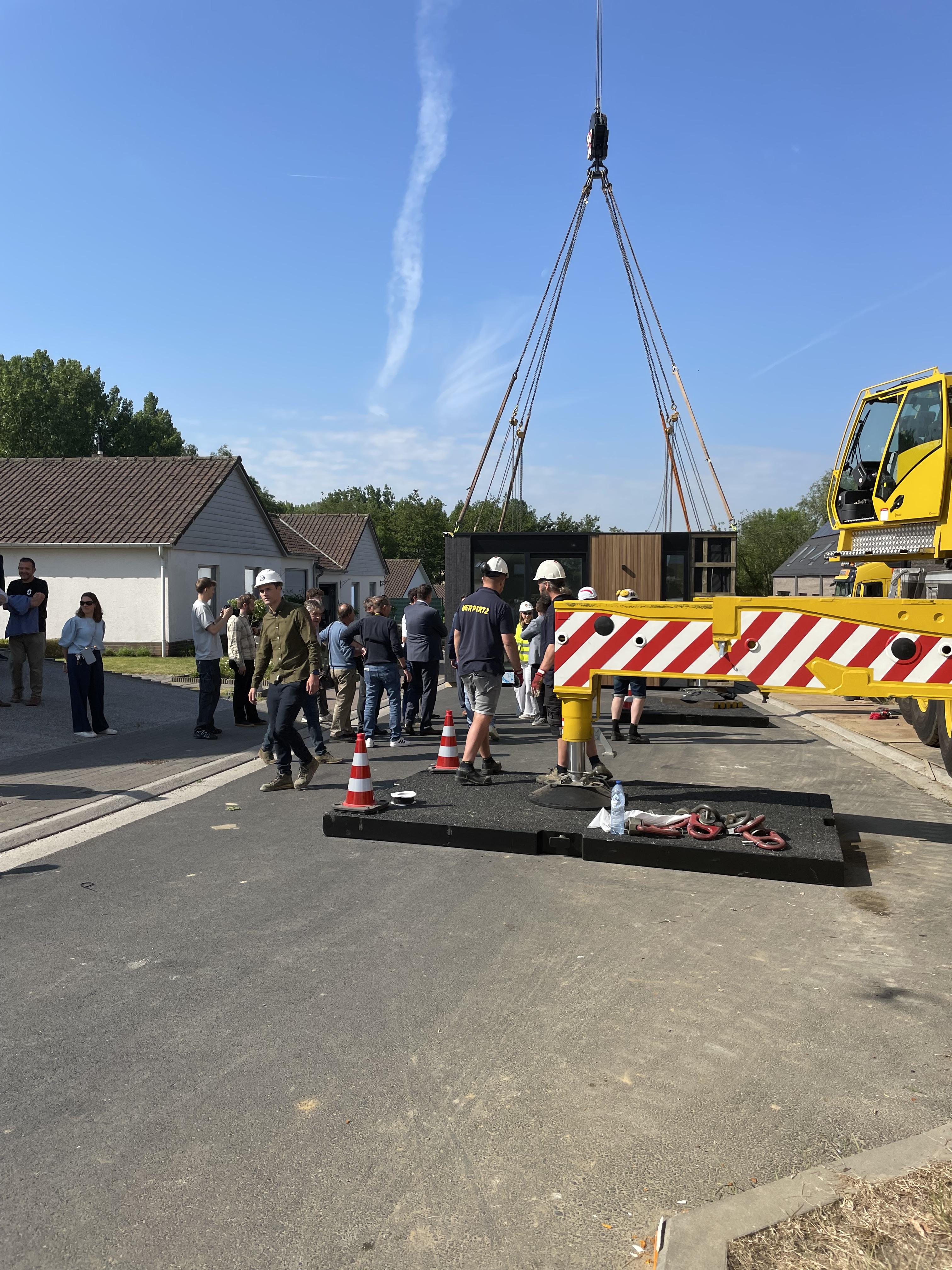 Persmoment aan de modulaire woningen in Balegem, Oosterzele.