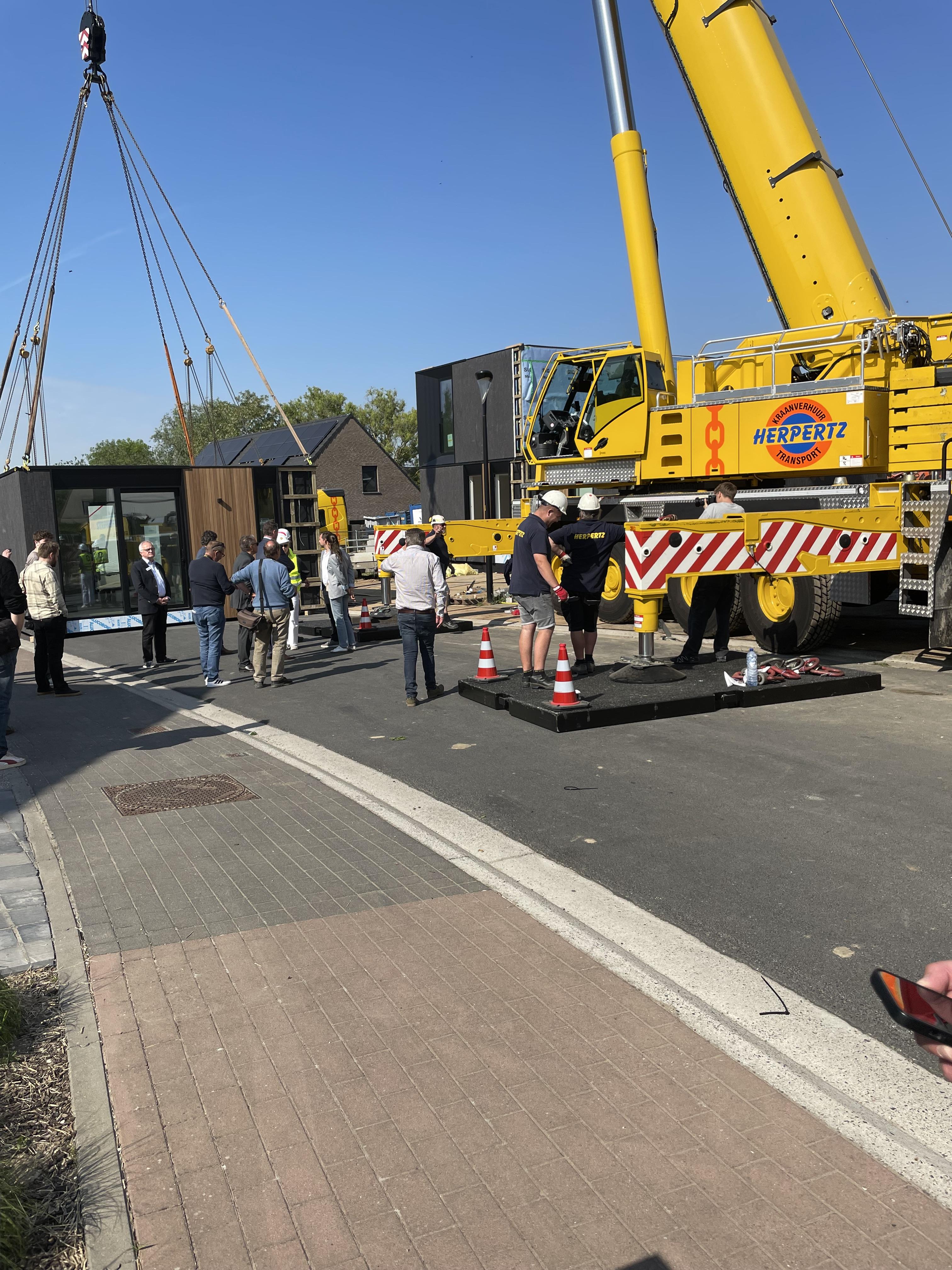 Persmoment aan de modulaire woningen in Balegem, Oosterzele.