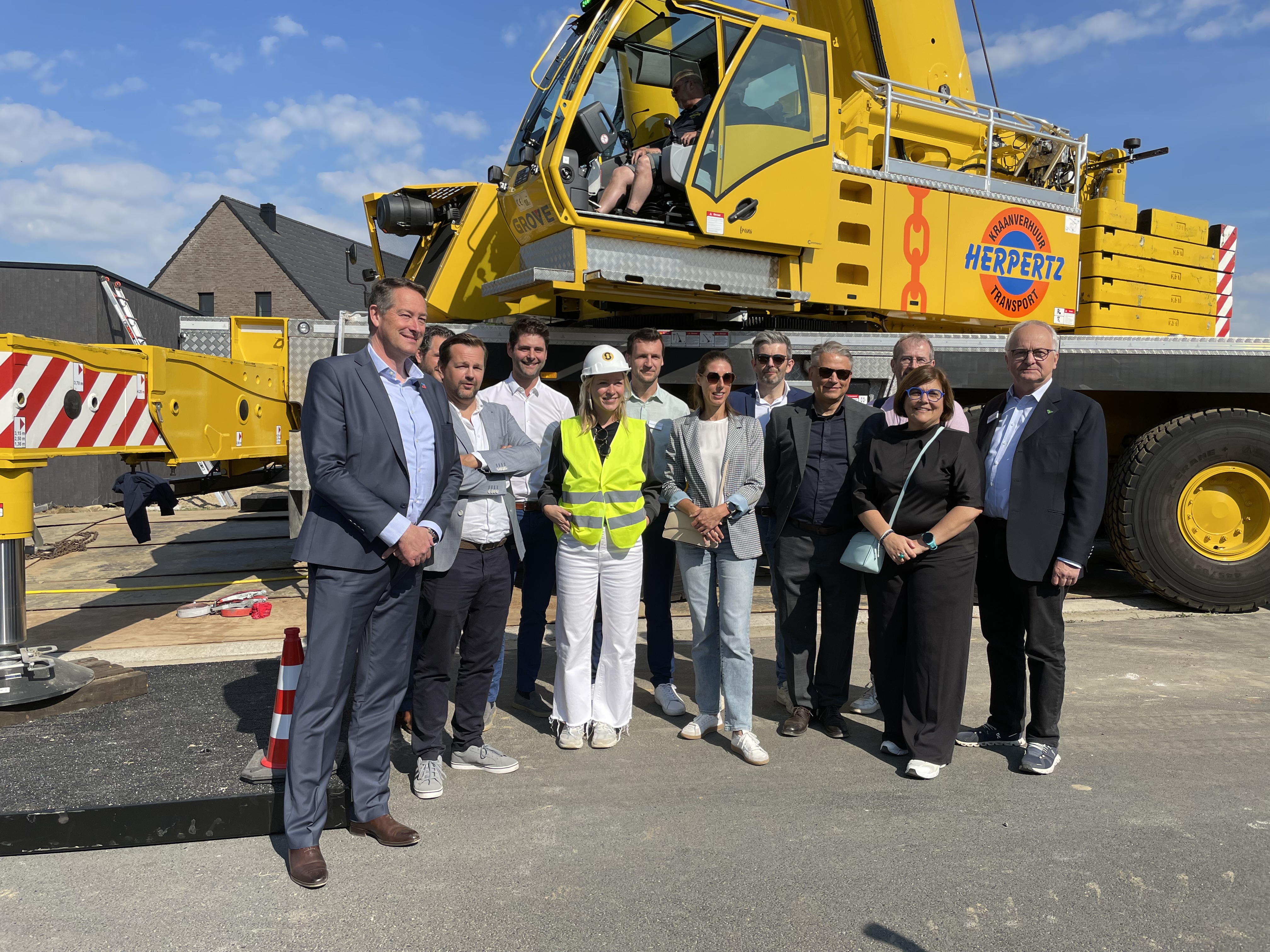 Persmoment aan de modulaire woningen in Balegem, Oosterzele.
